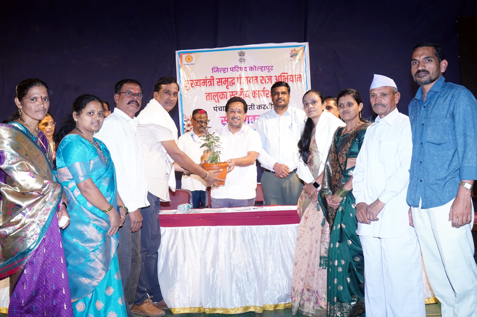 आर आर पाटील स्मार्ट ग्राम स्पर्धेमध्ये ग्रामपंचायत दोनवडे ने सहभाग घेतला होता. या स्पर्धेमध्ये आपल्या गावचा प्रथम क्रमांक घोषित झालेबद्दल मा.आमदार श्री.चंद्रदीप नरके यांचे हस्ते सत्कार स्वीकारताना सरपंच श्री.सर्जेराव शिंदे, उपसरपंच सौ.वैशाली कांबळे सर्व सदस्य व ग्रामपंचायत अधिकारी गायत्री जाखलेकर मॅडम