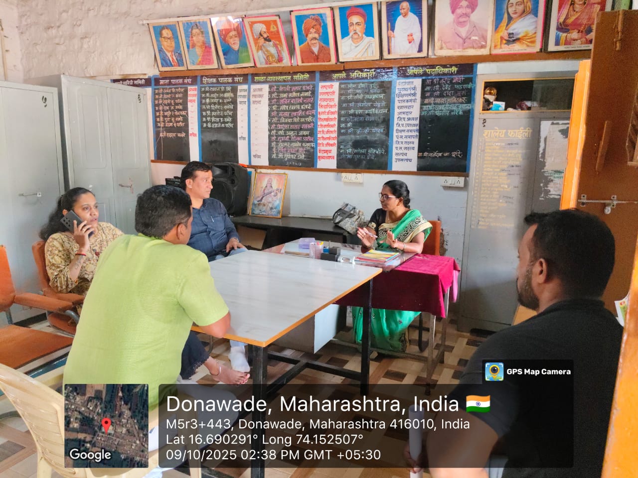 मुख्यमंत्री समृद्ध पंचायतराज अभियान स्पर्धेमध्ये सहभाग घेतला असून याबाबत विद्या मंदिर दोनवडे शाळा, अंगणवाडी, आरोग्य उपकेंद्र यांना भेटी देऊन मार्गदर्शक सूचना देताना लोकनियुक्त सरपंच श्री.सर्जेराव शिंदे, ग्रामपंचायत अधिकारी गायत्री जाखलेकर मॅडम